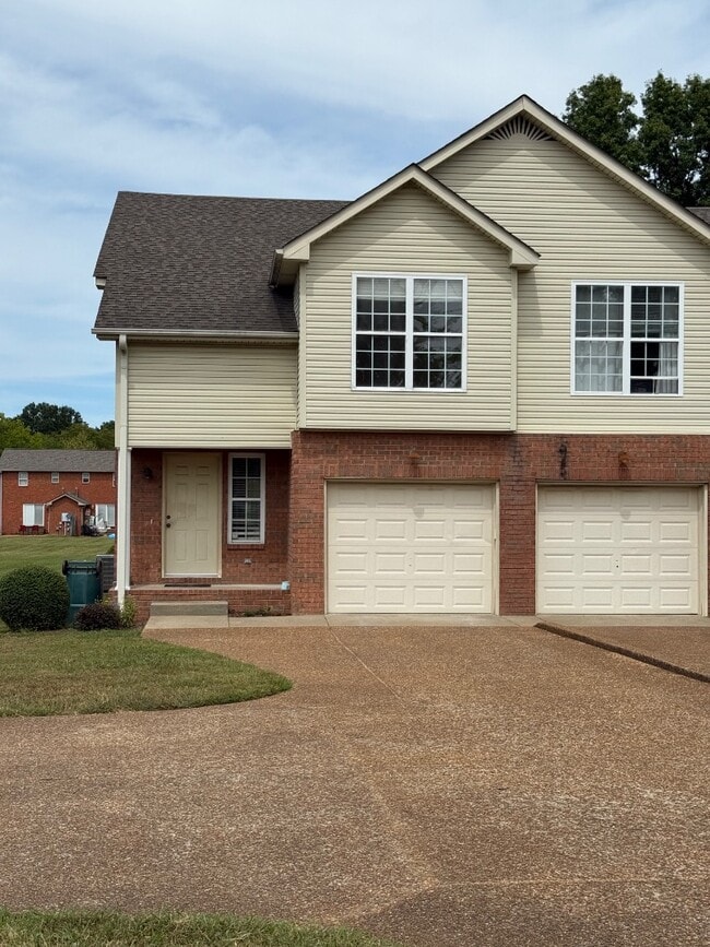 Building Photo - 705 Vanview Dr