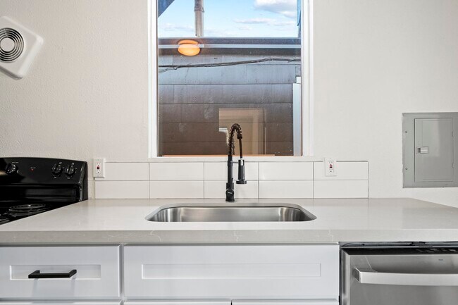 Building Photo - 2602 6th Avenue, Unit 5