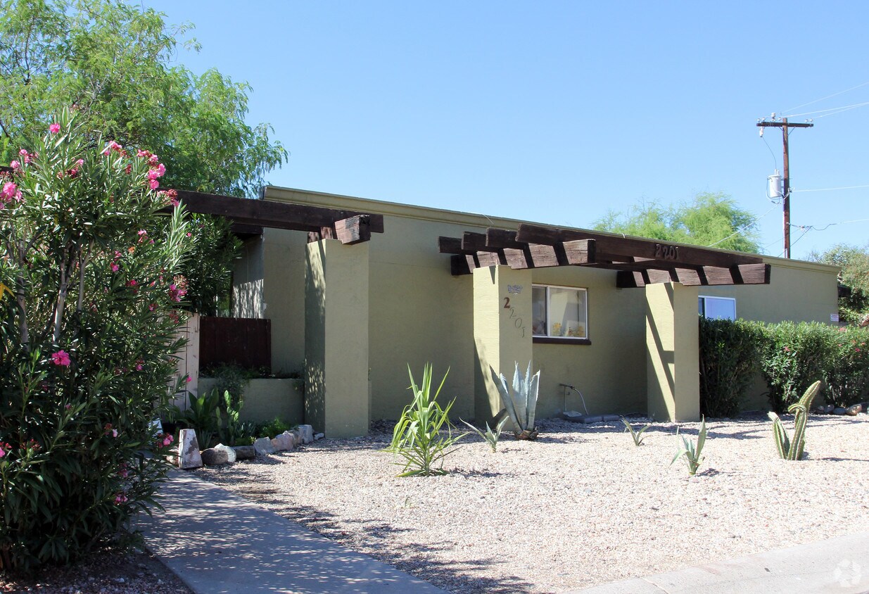Primary Photo - 2201 E Cactus Rd
