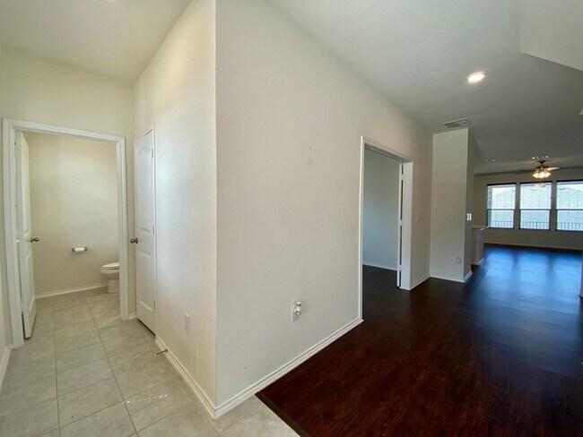 Building Photo - Beautiful 4-bed / 2.5-bath 2-Story in Sout...