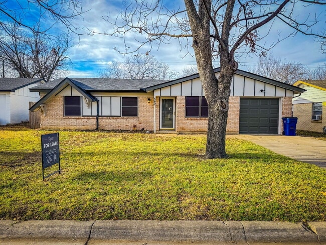 Modern Elegance Meets Suburban Comfort: Updated 3-Bed, 2-Bath Gem in Heart of Burleson - Modern Elegance Meets Suburban Comfort: Updated 3-Bed, 2-Bath Gem in Heart of Burleson Apartment