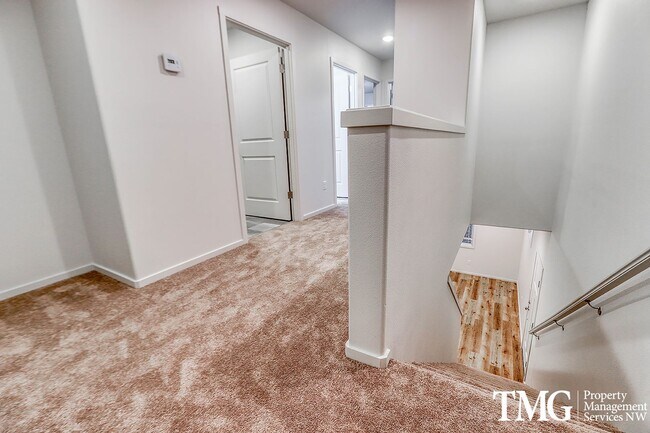 Foto del edificio - Pre Leasing 3 BD/2.5- Pet Friendly Home