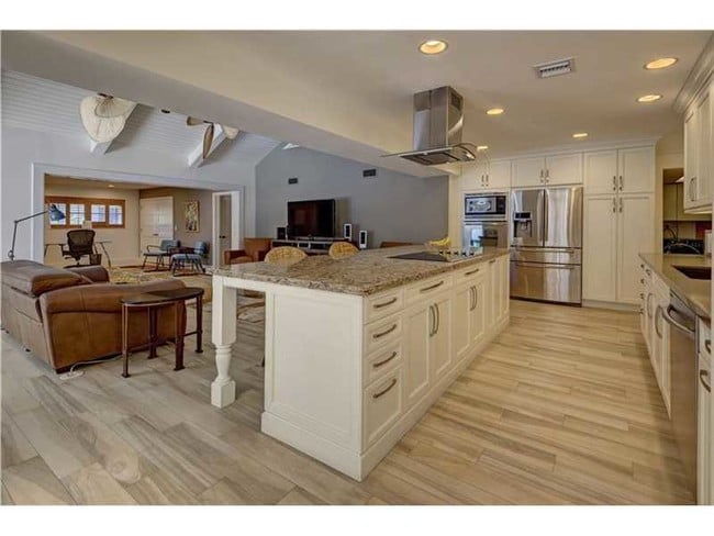 Building Photo - 630 Middle River Dr