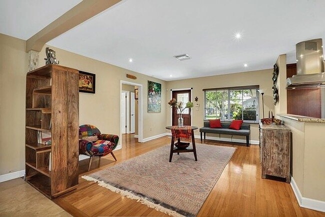 Building Photo - "Charming 2-Bed Oasis with Elegant Finishe...