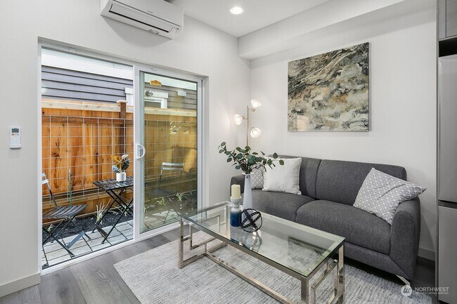 Foto del edificio - Modern 2 bed 2 bath town house available for move NOW