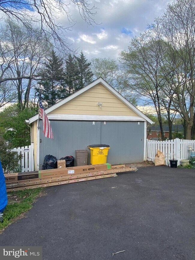 Building Photo - 623 S Mildred St