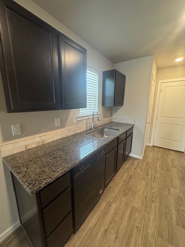 Building Photo - Townhome in Upland Heights!