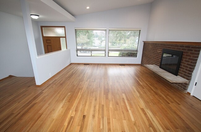 Building Photo - FULLY RENOVATED 3 BED, 2 BATH BELLEVUE HOM...