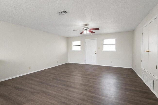 Building Photo - 2-bedroom 1 bath duplex Country living close to town AVAILABLE NOW!