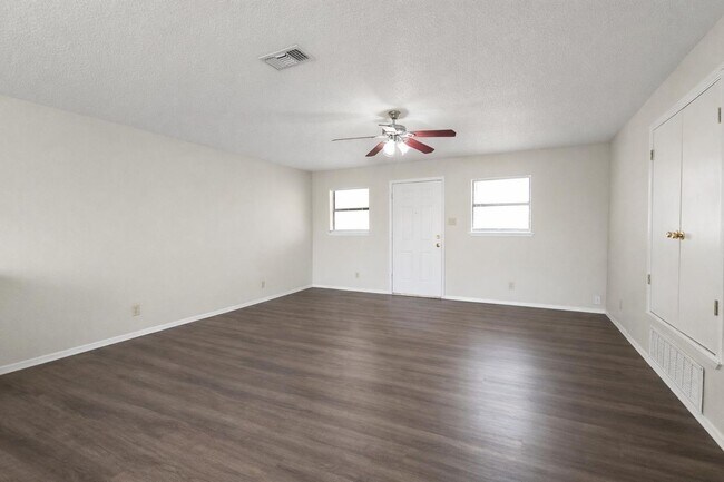 Foto del edificio - 2-bedroom 1 bath duplex Country living close to town AVAILABLE NOW!