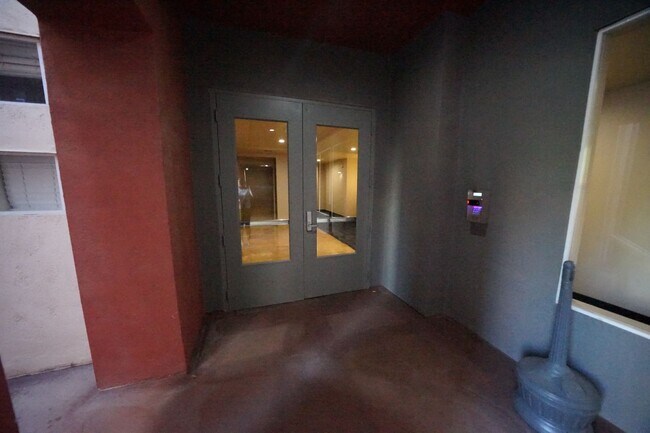Foto del edificio - SHOWINGS AVAILABLE NOW