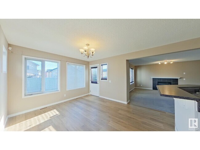 Photo du bâtiment - 6104-6106 6 Ave SW