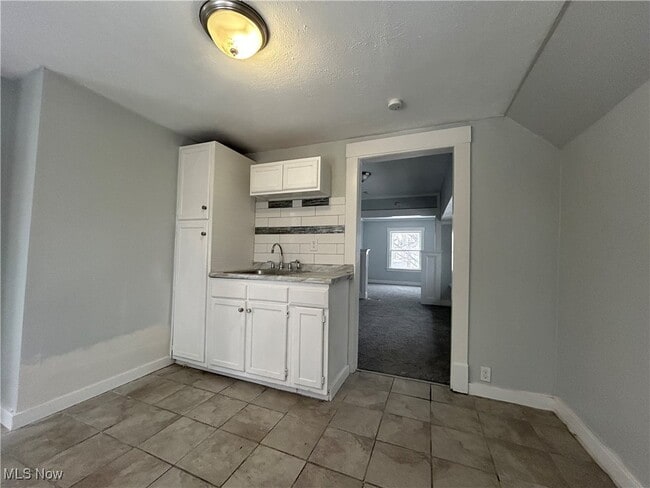 Building Photo - 3233 W 94th St