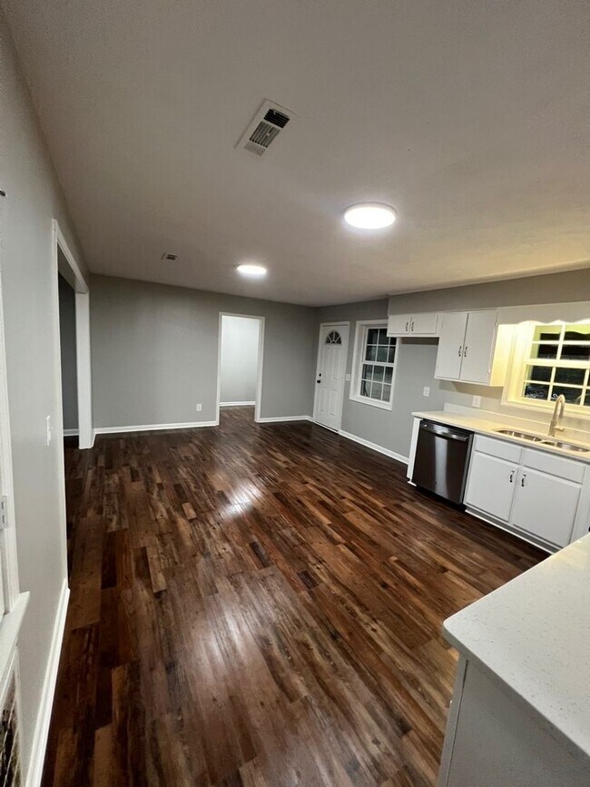 Foto del edificio - Renovated 3 Bedroom 1.5 Bath Home on 1.5 Acres!