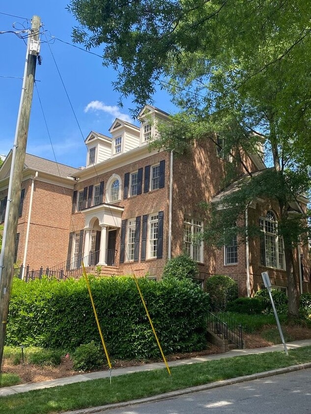 Building Photo - Luxurious 4 Bedroom, 5.5 Bathroom Townhome on Prestigious Queens Road. Contact (980) 315-3645 for...