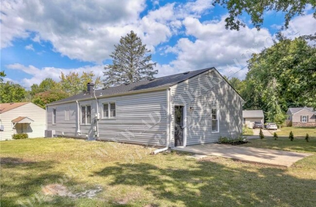Foto del edificio - Stunningly Remodeled 3 Bed 1 Bath Home in KCMO-Available in JUNE!!