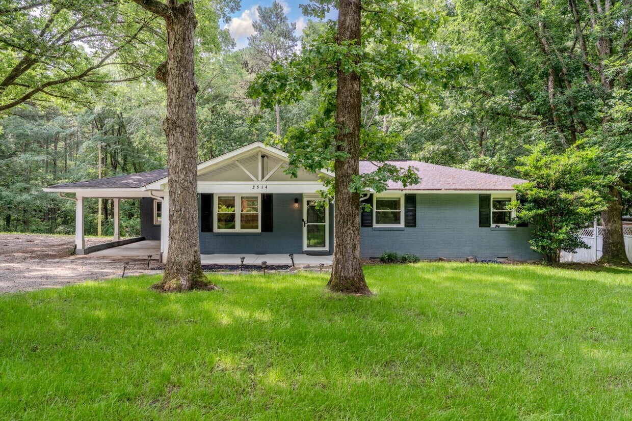 Foto principal - Welcome to this charming 3-bedroom, 2-bath...