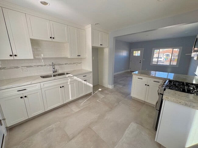 Building Photo - Bright and fresh Lawndale front house