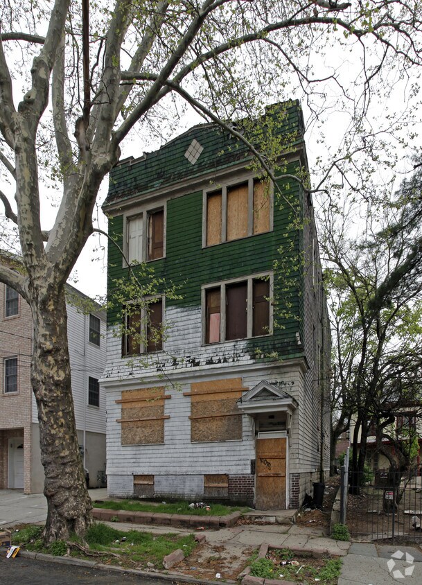Exterior - 16 Woodlawn Ave