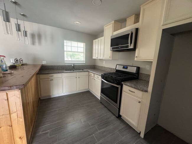 Building Photo - Move in Ready - 4 bedroom 2 bath