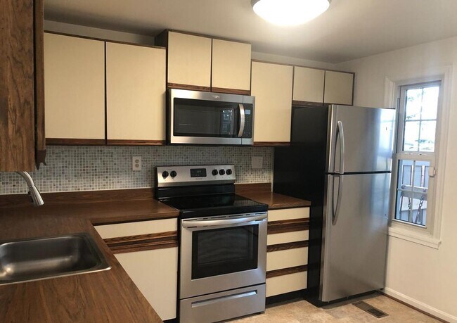 Building Photo - Gorgeous 2BR 2BA 3 level town home fully u...