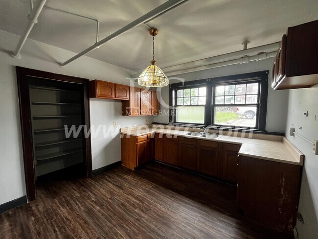 Building Photo - 210-145 Walnut-