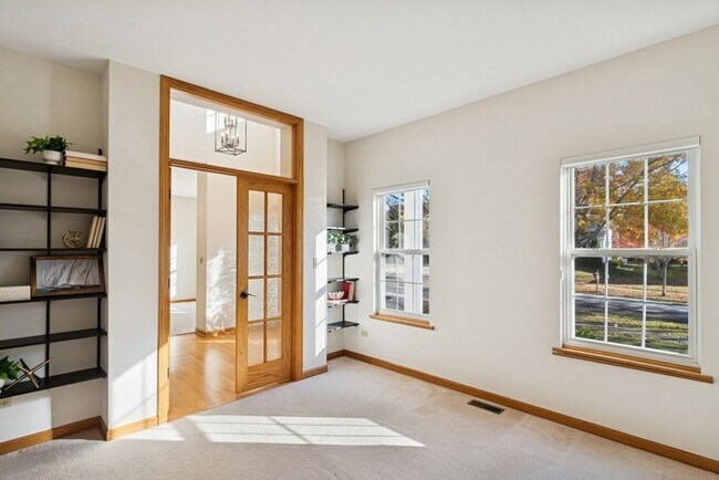 Foto del edificio - Spacious 3BR Home with Large Yard & 3-Car Garage in Prairie Towne – Grayslake