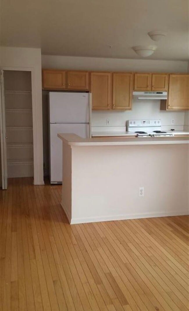 Building Photo - 2 bed 2.5 Bath