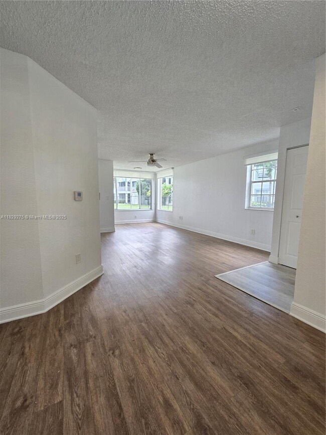 Foto del edificio - 2890 N Oakland Forest Dr
