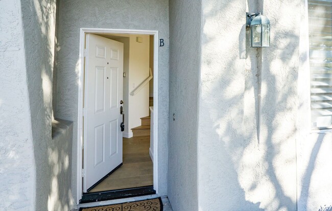 Foto del edificio - Gorgeous 2 bedroom townhome in Scripps Ran...
