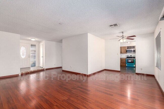 Foto del edificio - 1530 W Comstock Dr