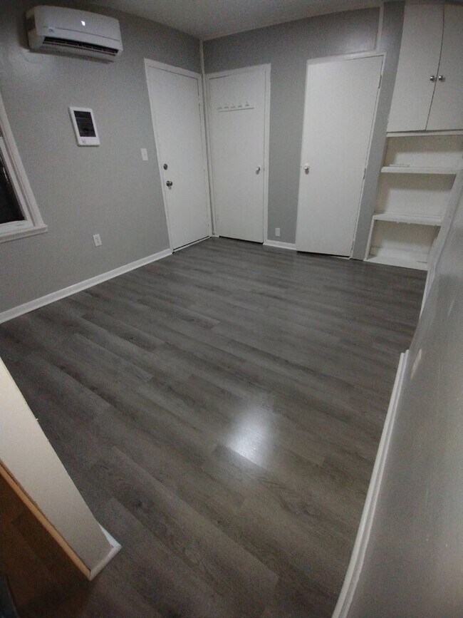 Foto del edificio - Spacious One Bedroom That Is Total Electri...