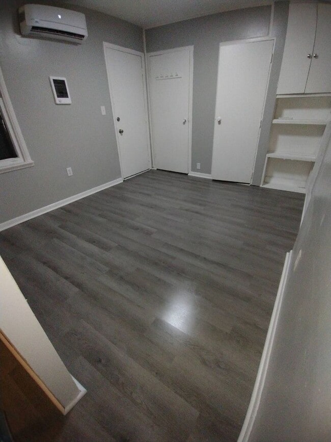 Foto del edificio - Spacious One Bedroom Triplex Near West Was...