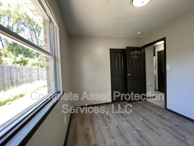 Building Photo - 938 N Wood St