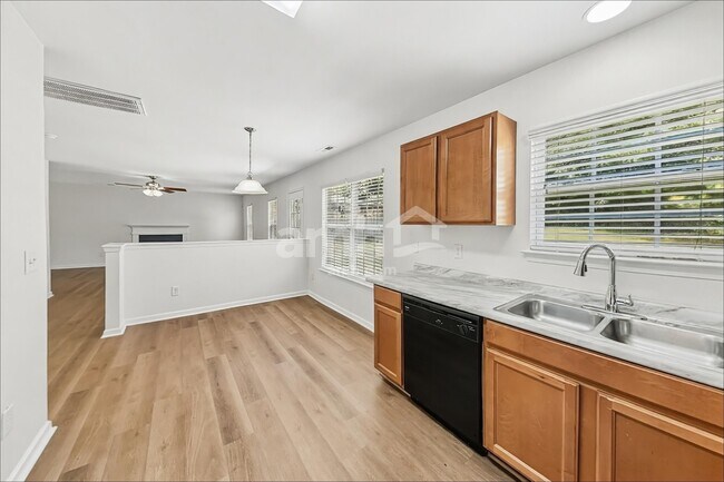 Foto del edificio - 4134 Robinwood Dr