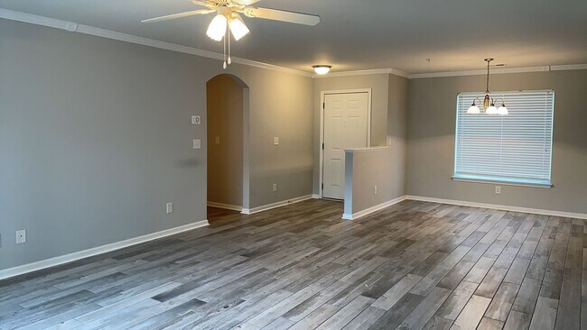 Building Photo - Nice 3 bedroom/2 bath unfurnished first fl...