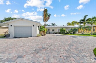 Building Photo - 726 SE Seahouse Dr