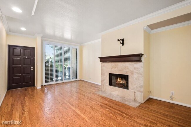 Building Photo - 2 br, 2.5 bath Condo - 1920 Holly Drive