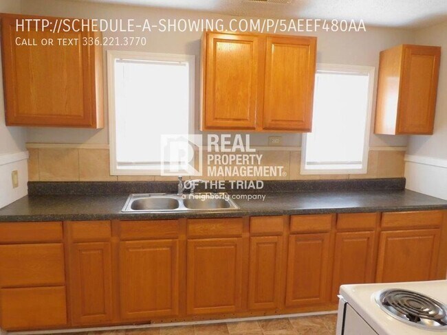 Building Photo - **MOVE IN SPECIAL!!** Cozy 2BD 1BA with ne...