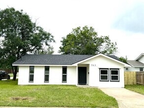 Building Photo - 560 E 19th St