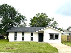 Building Photo - 560 E 19th St