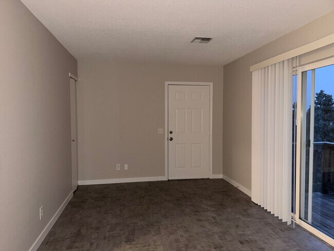 Foto del edificio - 1073 NE Hidden Valley Dr