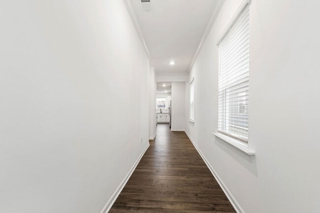 Foto del edificio - Chic End-Unit Townhome in Forestville Station!