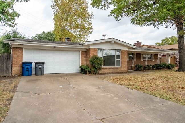 Building Photo - Gorgeous Ranch Style Home with 3 Bedrooms 1.5 Bath!