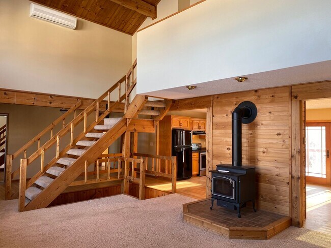 Building Photo - Country Home within City Limits - Charming 3 bed, 3 bath