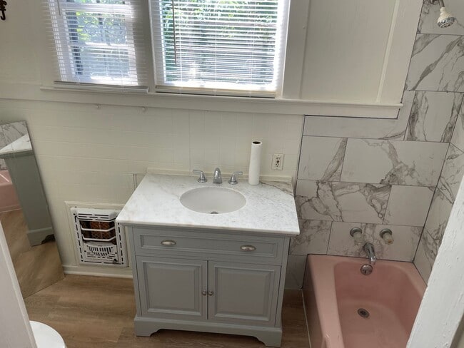 Foto del edificio - 4 Bed 2 Bath Rental