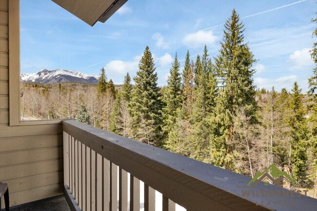 Building Photo - Bright and updated 3 bedroom with loft, In Unit Washer & Dryer, Large windows