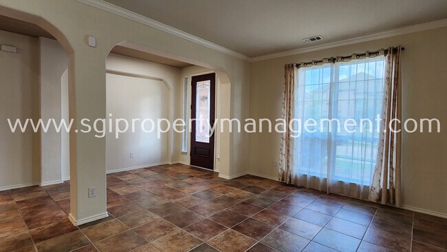 Foto del edificio - 12032 Henderson Dr