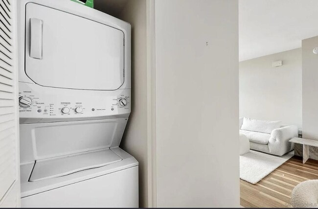 Building Photo - ONE  Bdrm Move-in ready FULLY FURNISHED