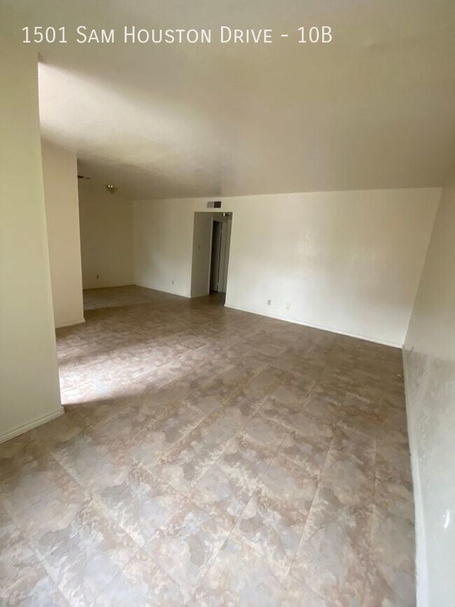 Building Photo - $299 moves you in